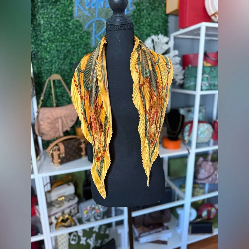 HERMÈS Grande Tenue Pleated Silk Scarf - Picture 2 of 7
